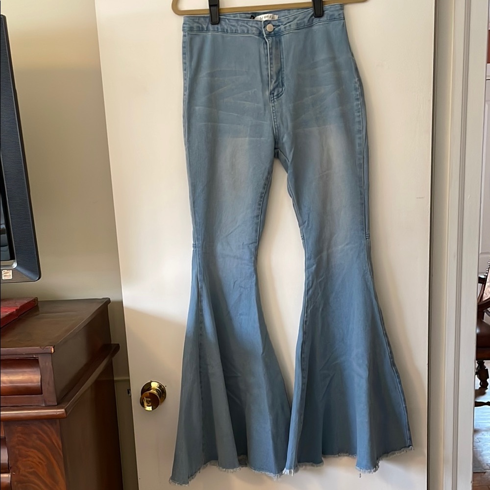 NWT SJ Style Bell Bottom Flare Jeans with Frayed Hem Size Large